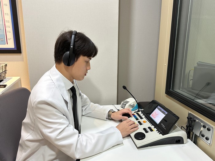 청력 상태를 확인하는 과정